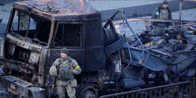 Ukrainische Truppen inspizieren das Gelände nach einem russischen Luftangriff in Kiew, Ukraine, Samstag, 26. Februar 2022. 