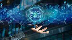 futuristisches bild einer hand mit den worten blockchain, die darüber schweben.  die Riot-Blockchain-Aktien repräsentiert