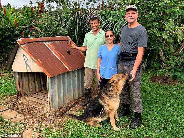 Auf dem Bild ist eine Familie aus Costa Rica mit ihrem Deutschen Schäferhund Roky und der vom Meteoriten beschädigten Hundehütte zu sehen