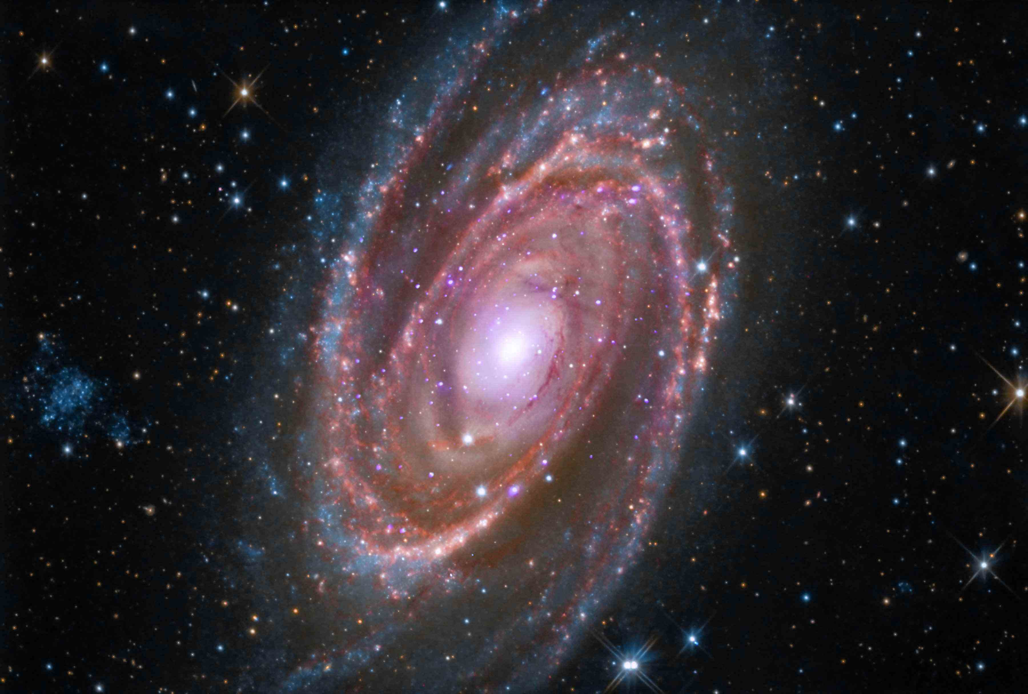 Die Spiralgalaxie M81 ist etwa 12 Millionen Lichtjahre von der Erde entfernt.