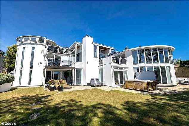 Dieses moderne Haus in Sandbanks, Dorset, steht über Tailor Made Immobilienmakler zum Verkauf und hat einen Preis von 5,5 Mio. £