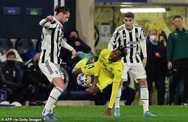 Adrien Rabiot von Juventus hätte nach einem fiesen Foulspiel an Samuel Chukwueze Rot sehen müssen