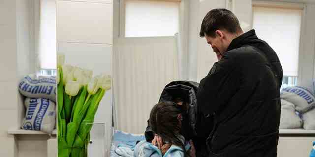 Marina Yatsko, links, und ihr Freund Fedor trauern um den leblosen Körper ihres 18 Monate alten Sohnes Kirill, der am Freitag, den 4. März 2022 in einem Krankenhaus in Mariupol, Ukraine, auf einer Trage lag und bei einem Beschuss getötet wurde. (AP Photo/ Evgenij Maloletka)