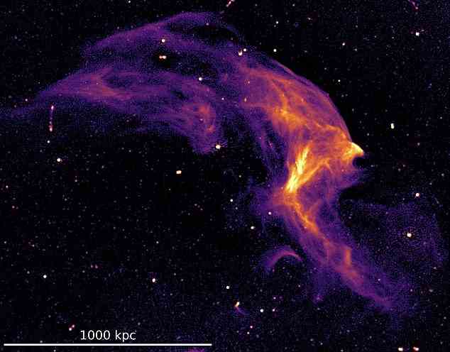 Diese gigantischen Schockwellen sind größer als unsere gesamte Galaxie und entstehen, wenn Galaxienhaufen kollidieren, so die Forscher um die Universität Hamburg