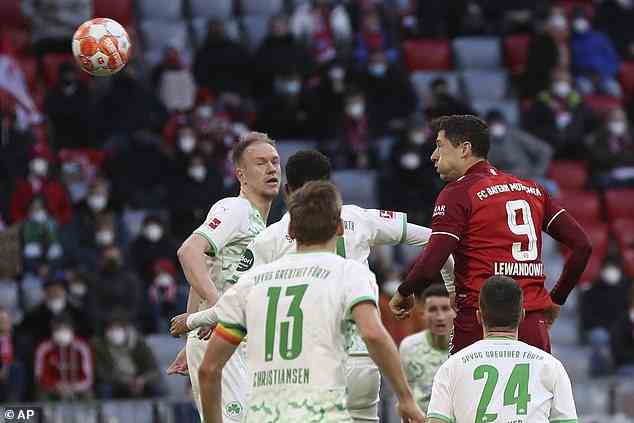 Lewandowski begräbt beim Heimsieg der Bayern gegen Greuther Fürth im vergangenen Monat einen Kopfball