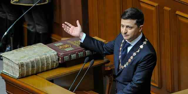 Wolodymyr Selenskyj sprach während seiner Amtseinführungszeremonie im ukrainischen Parlament.