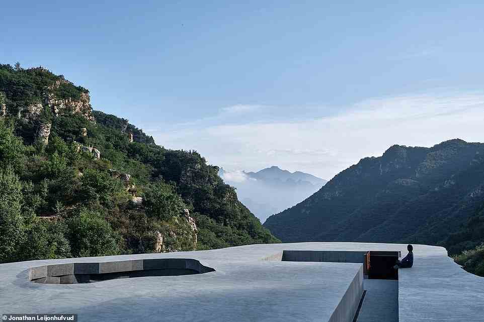 Der Veranstaltungsort verfügt über eine abgebildete Aussichtsplattform auf dem Dach, die einen „Panoramablick auf das Tal und die Chinesische Mauer“ bietet.