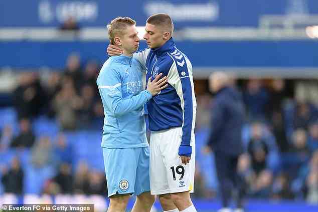 Mykolenko und Oleksandr Zinchenko umarmten sich vor Manchester Citys Sieg bei Everton