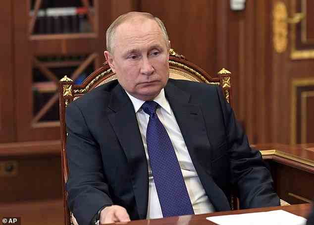 Angesichts der engen Verbindungen von Präsident Gianni Infantino zu Wladimir Putin (oben) schien die FIFA nicht bereit zu sein, Russland von der Weltmeisterschaft auszuschließen, aber sie tat dies am Montag