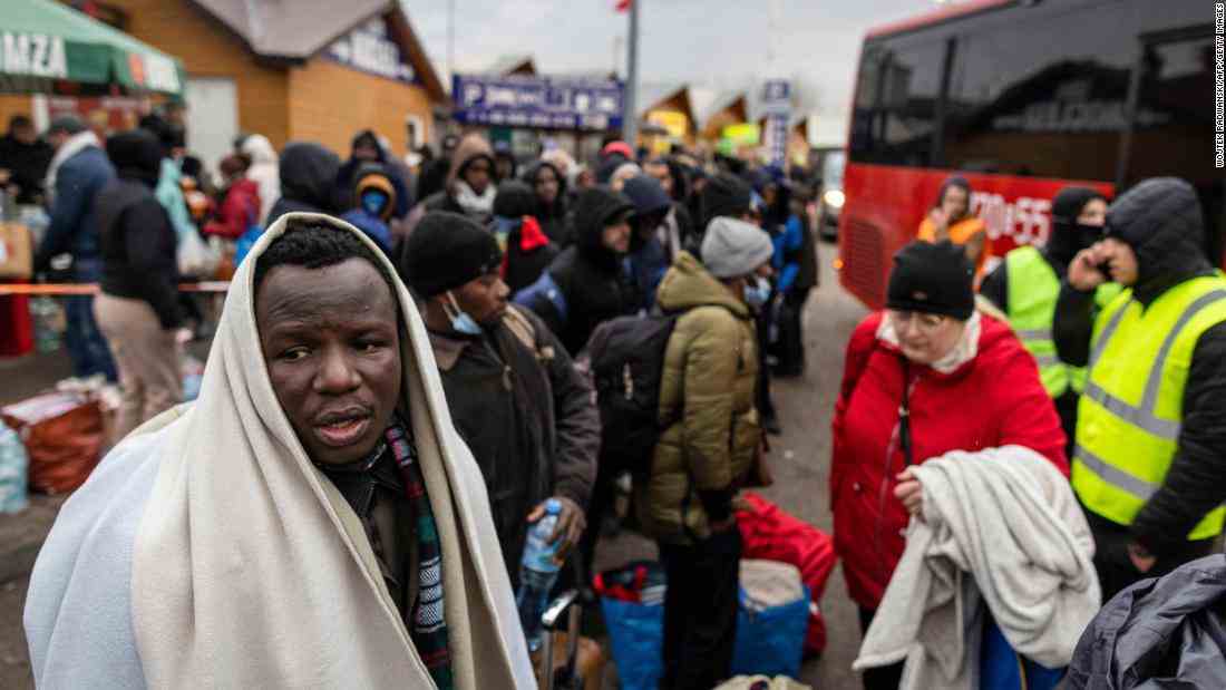 Ausländische Studenten, die aus der Ukraine fliehen, sagen, dass sie an der Grenze Rassismus ausgesetzt sind