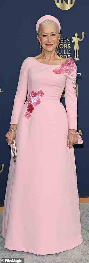 Die Pfingstrosentöne dieses Kleides von Dolce & Gabbana wirken wunderbar zusammen, um einen skurrilen, romantischen Look zu kreieren