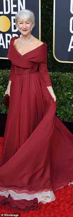 Ohne den subtilen Glanz des zarten Schlüsselbeins dieses Dolce & Gabbana-Kleides könnte Helen scheinen, als würde sie in Stoff ertrinken.