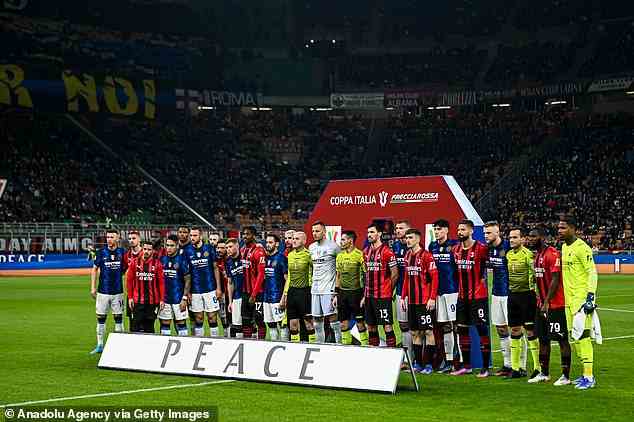 Spieler von AC und Inter Mailand posierten für Fotos hinter einem Transparent, das zum Frieden aufrief