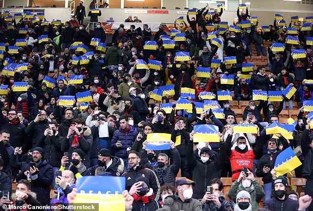 Den Fans wurden Zeichen zum Durchhalten gegeben, und es gab eine große Welle der Unterstützung für die Ukraine