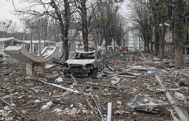 Ein ausgebranntes Auto und Trümmer sind in den Straßen von Browary, einer Stadt am Rande von Kiew, verstreut