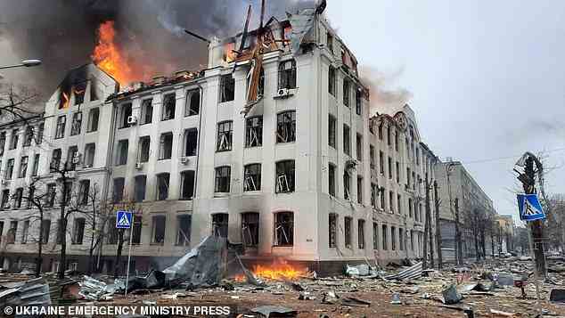 Ein Teil des Campus der Karazin National University in der Stadt Charkiw wird zerstört, nachdem er von einer russischen Rakete getroffen wurde, die anscheinend für ein nahe gelegenes Gebäude der Polizei oder des Innenministeriums bestimmt war