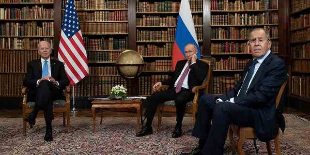 US-Präsident Joe Biden (L), der russische Präsident Wladimir Putin (C) und der russische Außenminister Sergej Lawrow (R) posieren für die Presse vor dem US-Russland-Gipfel in der Villa La Grange in Genf am 16. Juni 2021.
