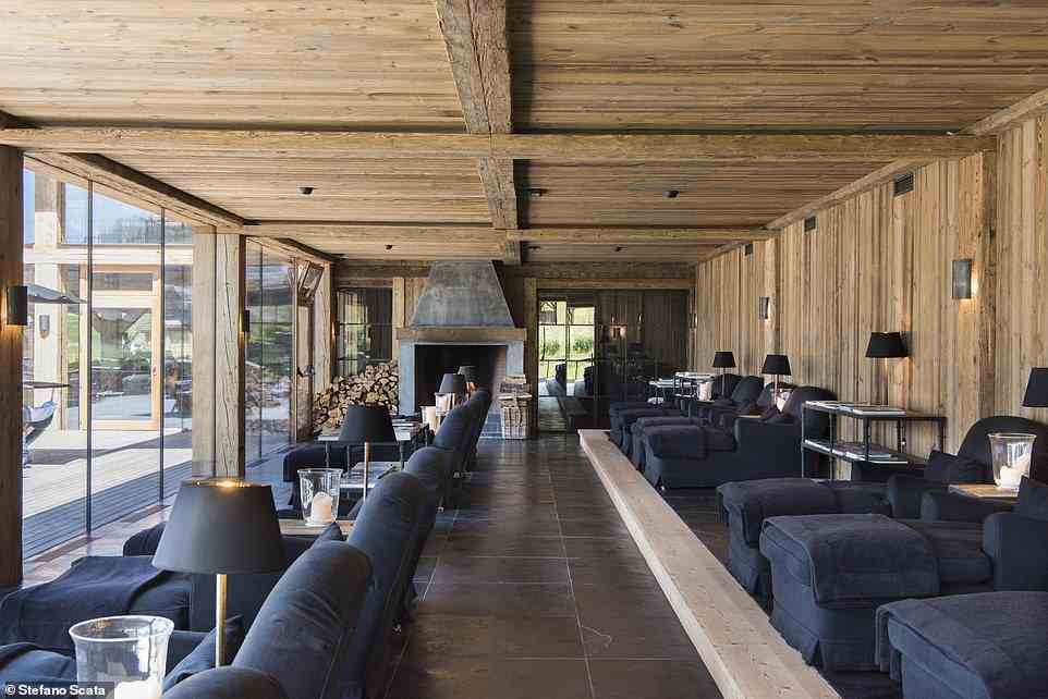 Die Gäste von San Luis – hauptsächlich junge, glamouröse Italiener – haben die Wahl zwischen 26 um einen zugefrorenen See angeordneten Chalets oder 16 eleganten Baumhäusern