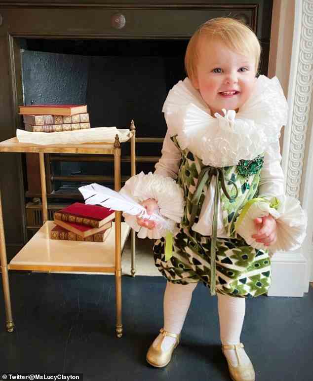 Die Autorin Lucy Clayton aus London hat zum Welttag des Buches ein Bild von ihrem Kleinen geteilt, das als William Shakespeare verkleidet ist