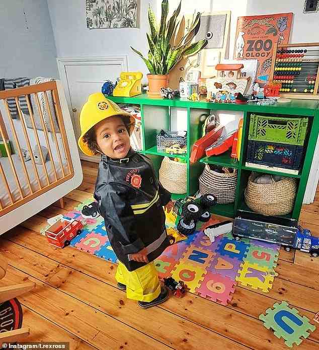 Der zweijährige Rex Dalrymple aus dem Norden Londons staubte seinen Hut und seinen Anzug ab, um sich als Feuerwehrmann Sam zu verkleiden