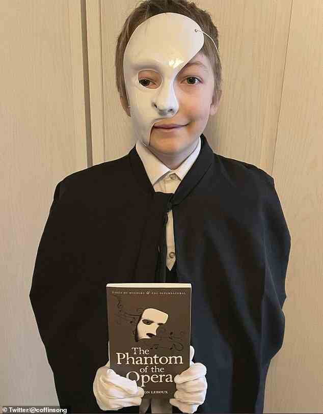 Josephine aus Scarborough teilte ein Bild ihres Sohnes, der als Protagonistin aus Gaston Leroux' Das Phantom der Oper verkleidet war