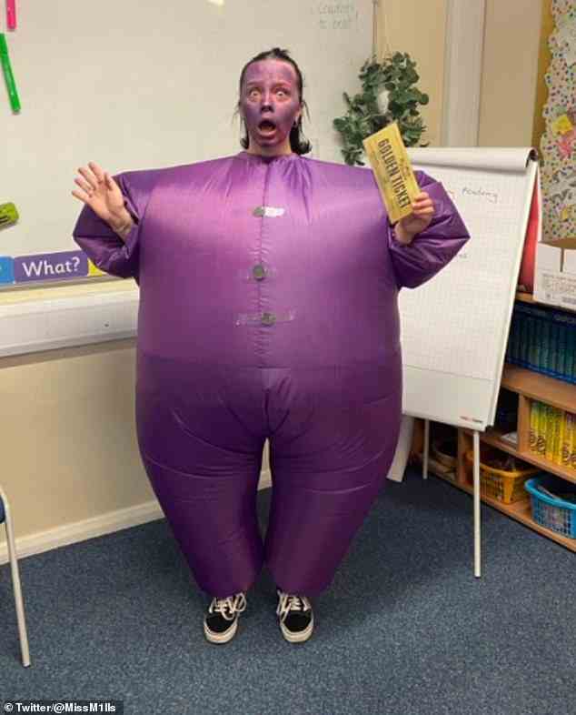 Lehrerin Miss Mills aus Luton teilte ein Bild von sich selbst als Violet Beauregarde, nachdem sie sich in Roald Dahls Charlie and the Chocolate Factory in eine Blaubeere verwandelt hatte