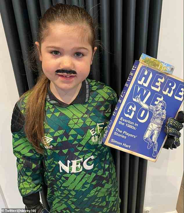 Dave aus Manchester verkleidete seine Tochter als walisischen Fußballer Neville Southall, der 2016 seine Autobiografie Here We Go veröffentlichte