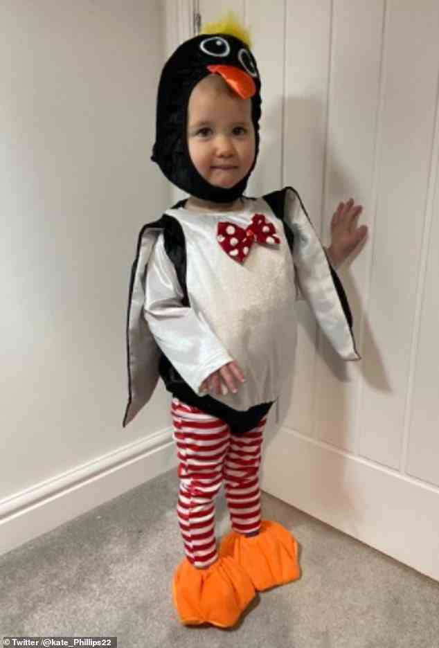 Kate aus Harrogate teilte ein Bild ihres Kleinen, das als Pinguin verkleidet war, aus That's Not My Penguin von Fiona Watt