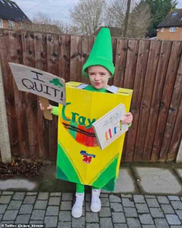 Ciara aus Großbritannien teilte ein Bild ihres Sohnes, der als grüner Buntstift aus dem Buch The Day The Crayons Quit von Drew Daywalt verkleidet ist