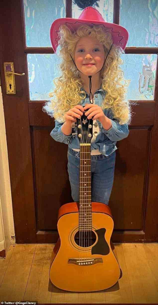 Jo aus Manchester hat ein Foto ihrer Tochter gepostet, die als Sängerin Dolly Parton verkleidet ist und verschiedene Autobiografien veröffentlicht hat