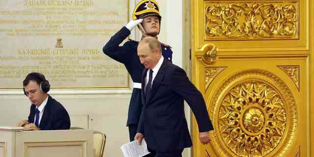 Der russische Präsident Wladimir Putin betritt die Halle, um während des Treffens im Großen Kremlpalast am 13. September 2021 in Moskau, Russland, vor den Medaillengewinnern der Paralympics in Tokio 2020 zu sprechen.  (Mikhail Svetlov/Getty Images)