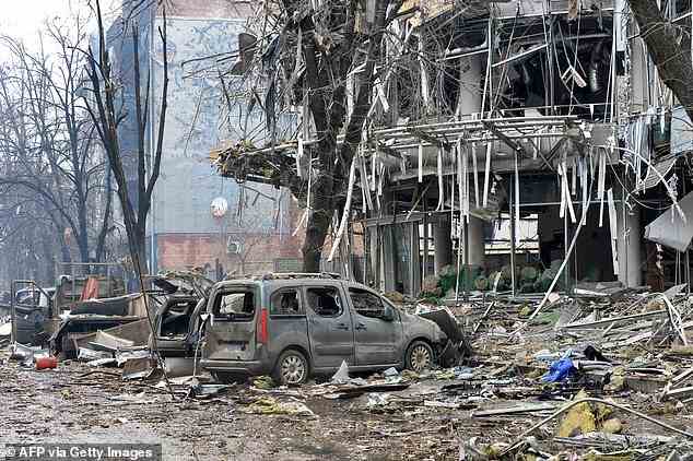 Ein Bürogebäude im Zentrum von Charkiw, der zweitgrößten Stadt der Ukraine, liegt in Trümmern, nachdem es von einem russischen Streik getroffen wurde
