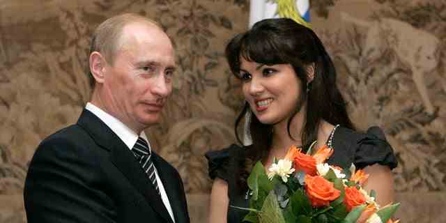 Netrebko erhielt 2008 von Putin die Auszeichnung „Volkskünstler Russlands“ und wurde fotografiert, als er Blumen vom russischen Präsidenten erhielt. 