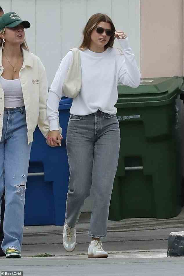 Lässig: Das Model, 23, zog einen weißen Pullover und graue Jeans für ihren Ausflug in das Bio-Café La La Land in Santa Monica an
