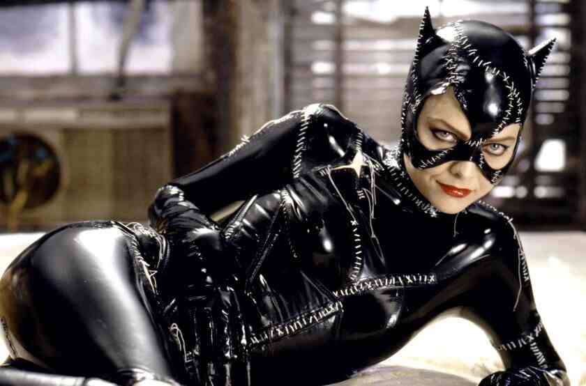 Catwoman lehnt sich in einer schwarzen Maske und einem Body zurück.