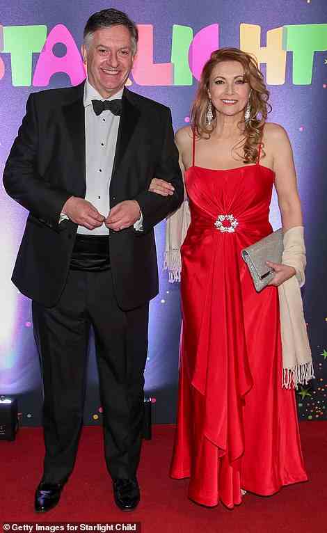 Glanz und Glamour: GB-Nachrichtensprecher Simon McCoy und Ehefrau Emma Samms