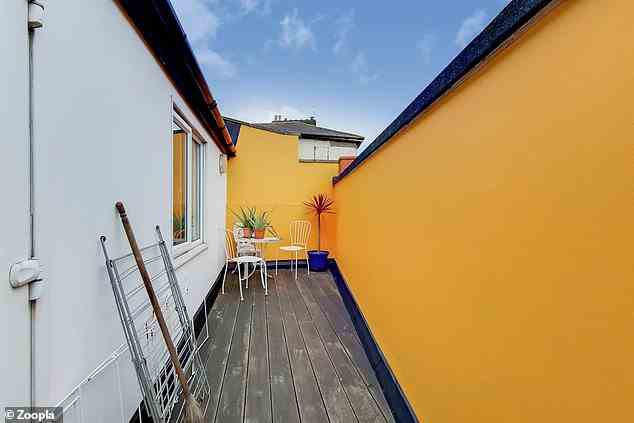 Das Londoner Studio verfügt über einen eigenen privaten Außenbereich mit farbenfrohen Wänden und ausreichend Platz für einen Essbereich im Freien