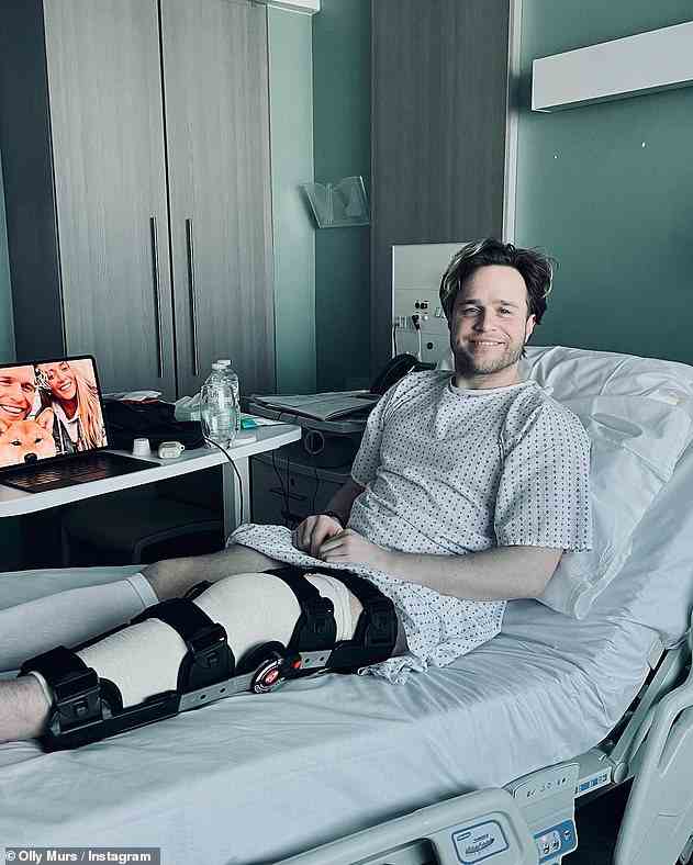 Ausruhen: Der Sänger ging zu Instagram, um Bilder von sich selbst auf Krücken und mit seinem Knie in einer Orthese zu teilen