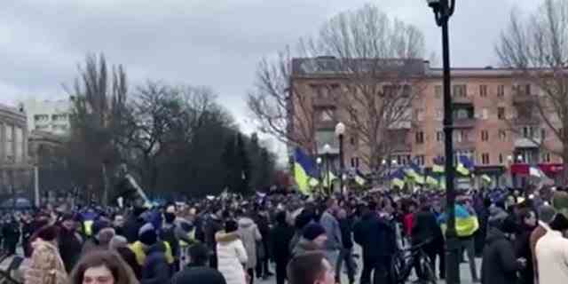 Ukrainer versammeln sich gegen die russische Invasion und schreien "Cherson ist die Ukraine!"
