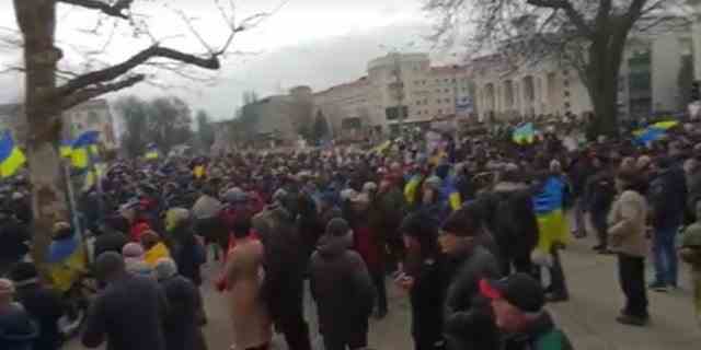 Dutzende Ukrainer demonstrieren in Cherson gegen russische Invasoren.