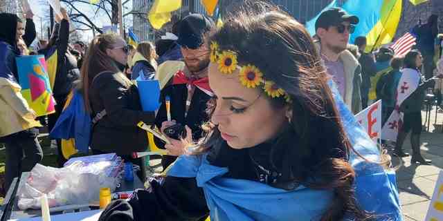 Tausende Demonstranten, die die Ukraine unterstützten, versammelten sich in Washington, DC und forderten die Biden-Regierung auf, mehr Hilfe zu leisten