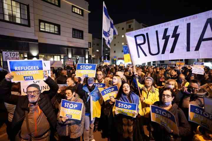 Menschen halten am Samstag Plakate während eines Protestes gegen die russische Invasion in der Ukraine vor der russischen Botschaft in Tel Aviv, Israel.