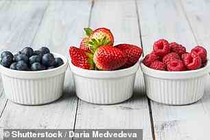 Der Arzt sagte, rohe, ungesalzene Samen und Nüsse wie Chia-Flachs oder Hanf und gefrorenes oder frisches Obst wie Erdbeeren, blaue Beeren und Himbeeren seien ebenfalls gute gehirngesunde Lebensmittel