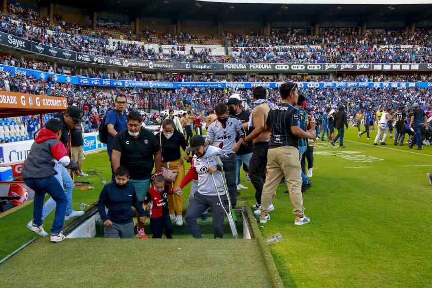 Fans gehen am Samstag im Corregidora-Stadion in Queretaro, Mexiko, die Treppe hinunter, um einen Aufruhr auf der Tribüne zu vermeiden. 