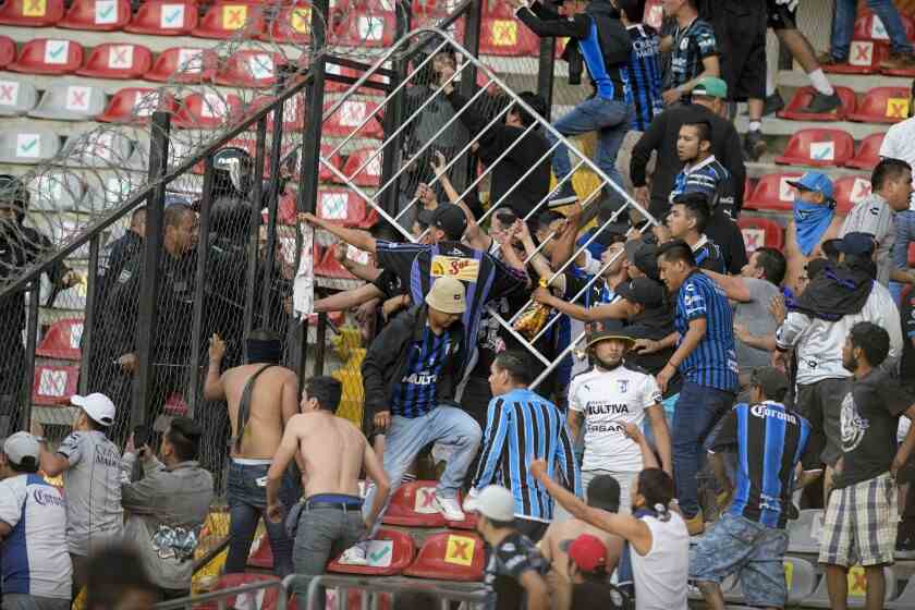 Fans treffen am Samstag während eines Liga MX Querétaro und Atlas im Corregidora-Stadion in Queretaro, Mexiko, aufeinander.