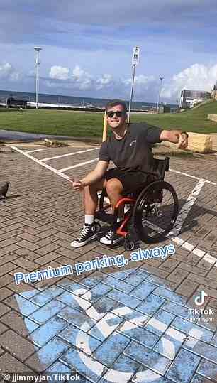 Jetzt, da er ständig im Rollstuhl sitzt, hat er immer Zugang zum „Premium-Parkplatz“ – dem Behindertenparkplatz, der sich immer näher an den Geschäften befindet
