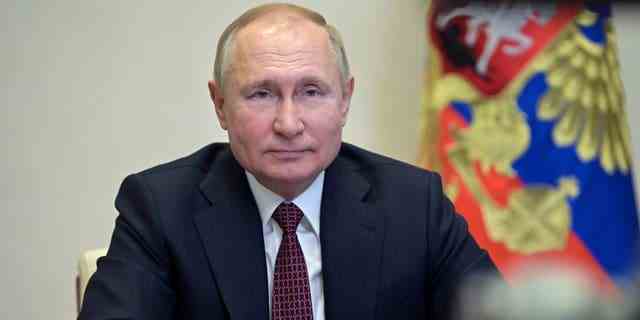 Wladimir Präsident Wladimir Putin befahl Russlands totale Invasion in der Ukraine nur acht Monate, nachdem das TIME-Magazin Präsident Biden als bereit in Rechnung gestellt hatte, es mit dem russischen Führer aufzunehmen. 