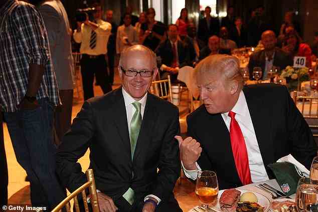 Der amerikanische Geschäftsmann ist ein langjähriger Verbündeter des ehemaligen US-Präsidenten Donald Trump (rechts)
