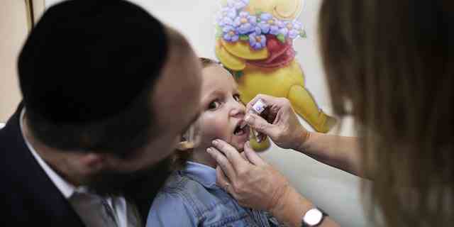 Ein israelisches Kind erhält am 18. August 2013 in einer Klinik in Jerusalem eine Impfung gegen Polio. (AFP PHOTO/MENAHEM KAHANA)