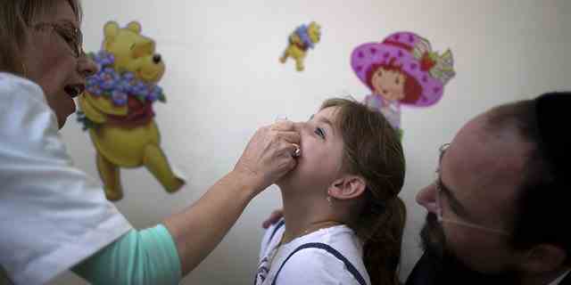 Ein israelisches Kind erhält am 18. August 2013 in einer Klinik in Jerusalem eine Impfung gegen Polio. (AFP PHOTO/MENAHEM KAHANA)
